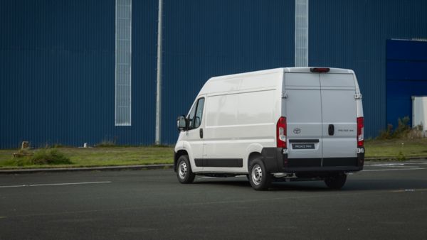 Bagażnik białej Toyoty PROACE MAX