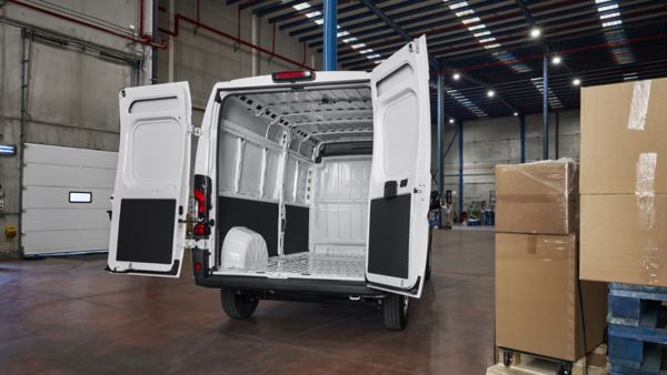 Otwarte drzwi strefy ładunkowej Toyoty PROACE MAX