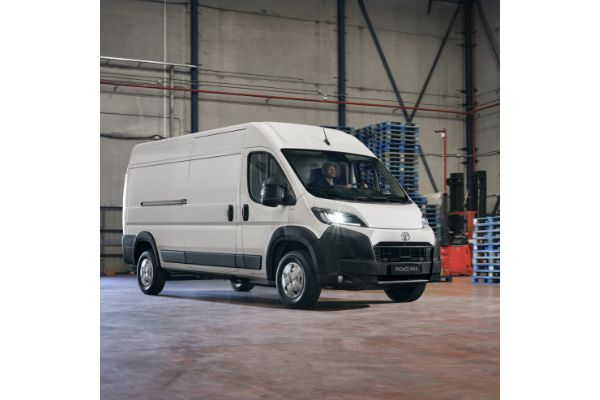 Toyota PROACE MAX zaparkowany w magazynie
