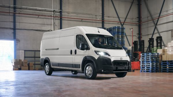 Toyota PROACE MAX zaparkowany w magazynie
