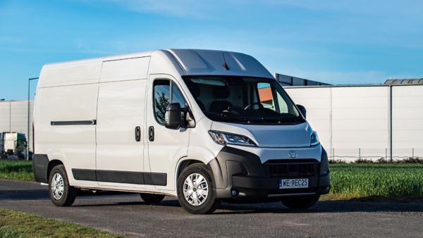 Zdjęcie Toyoty PROACE MAX na tle magazynu