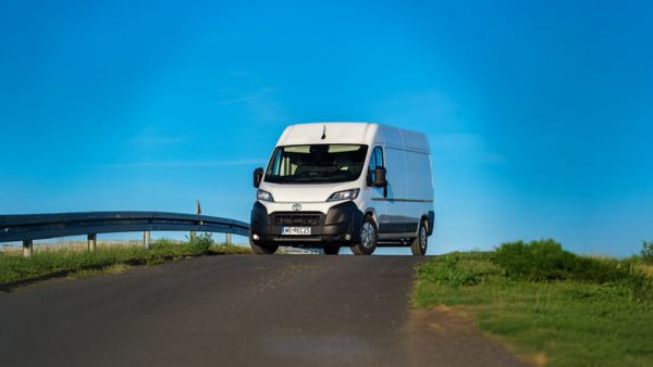 PROACE MAX rok od debiutu. Szeroka gama konwersji i zabudów częścią sukcesu Toyoty Professional na polskim rynku LCV