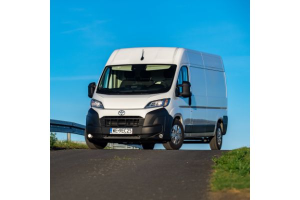 PROACE MAX rok od debiutu. Szeroka gama konwersji i zabudów częścią sukcesu Toyoty Professional na polskim rynku LCV