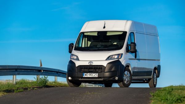 PROACE MAX rok od debiutu. Szeroka gama konwersji i zabudów częścią sukcesu Toyoty Professional na polskim rynku LCV