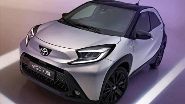 Toyota Aygo X z włączonymi przednimi światłami
