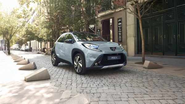 Toyota Aygo X zaparkowana na brukowanej uliczce