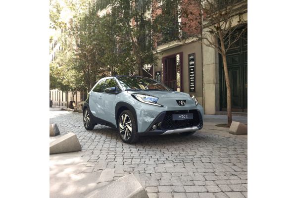 Toyota Aygo X zaparkowana na brukowanej uliczce