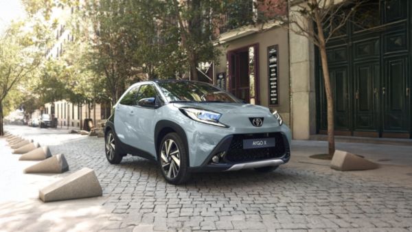 Toyota Aygo X zaparkowana na brukowanej uliczce