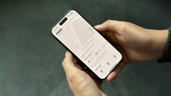 Wyświetlona na smartfonie mapa Toyota Charging Network
