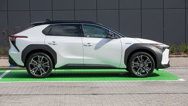 Zaparkowana Toyota bZ4X na miejscu parkingowym przeznaczonym dla samochodów elektrycznych