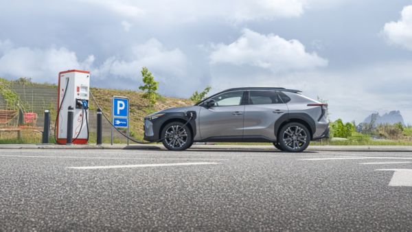 Toyota bZ4X podczas ładowania