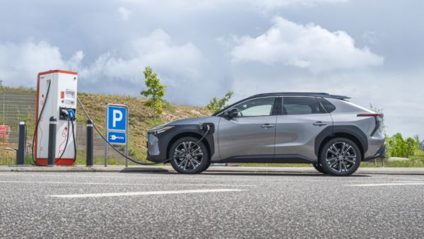 Toyota bZ4X podczas ładowania