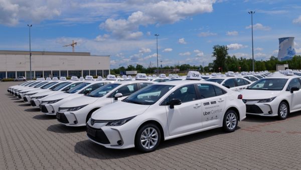 Flota taksówek Toyot Corolla, należących do firmy ERES