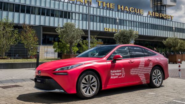 Lotnisko w Rotterdamie włączyło do floty Toyotę Mirai i buduje stację wodorową