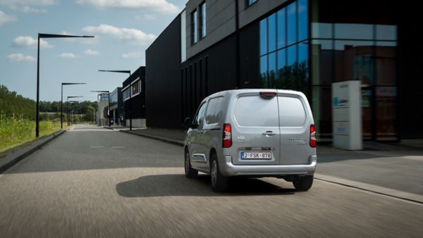 Toyota PROACE CITY na tle powierzchni magazynowej