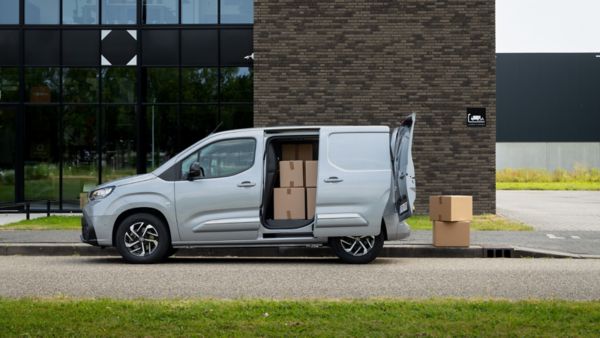 Toyota PROACE CITY z otwartymi bocznymi drzwiami