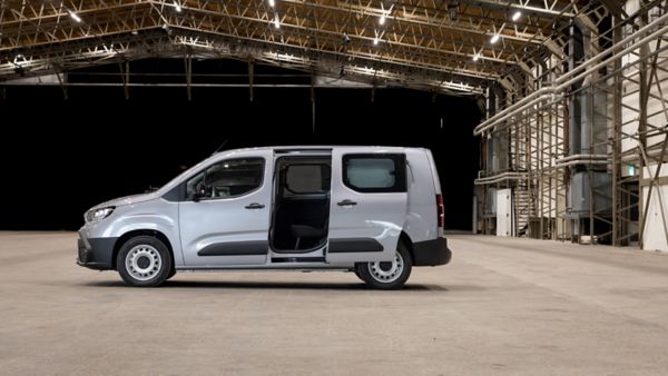 Toyota PROACE CITY z otwartymi bocznymi drzwiami zaparkowana wewnątrz budynku