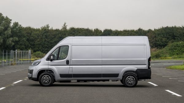 Zdjęcie boku Toyoty PROACE MAX Electric