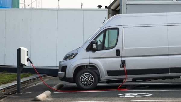Zdjęcie Toyoty PROACE MAX Electric podczas ładowania