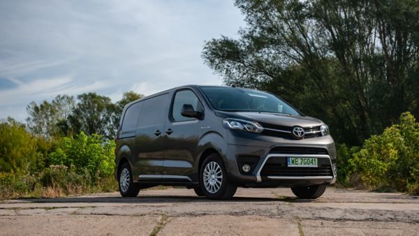 Toyota PROACE na tle drzew