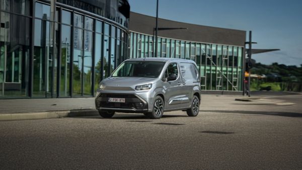 Toyota PROACE CITY na tle szklanego budynku
