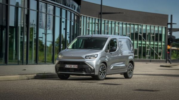 Toyota PROACE CITY na tle szklanego budynku