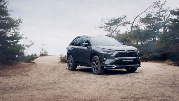 Toyota RAV4 Plug-in Hybrid podczas podróży przez zalesiony teren