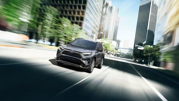 Toyota RAV4 Plug-in Hybrid podczas dynamicznej jazdy przez miasto