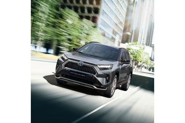Toyota RAV4 Plug-in Hybrid podczas dynamicznej jazdy przez miasto
