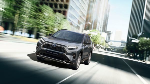 Toyota RAV4 Plug-in Hybrid podczas dynamicznej jazdy przez miasto