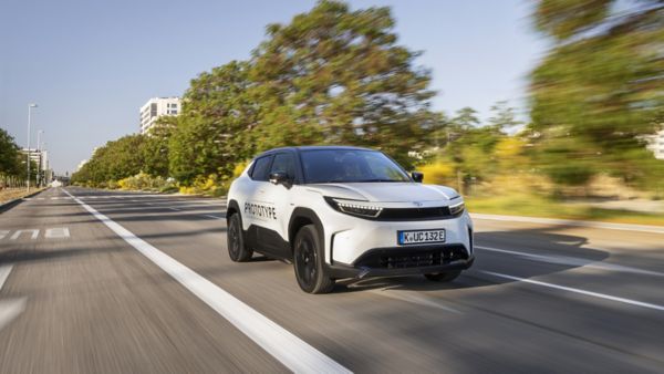 Toyota Urban Cruiser poruszająca się po dwupasmowej drodze