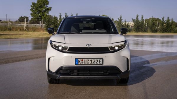 Zaparkowana Toyota Urban Cruiser na tle drzew