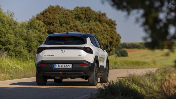 Toyota Urban Cruiser jadąca wiejską drogą na tle drzew