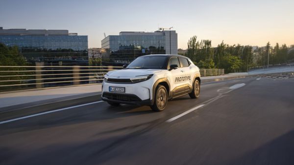 Toyota Urban Cruiser poruszająca się po ulicach miasta na tle nowoczesnych budynków