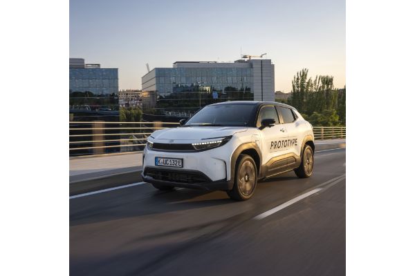 Toyota Urban Cruiser poruszająca się po ulicach miasta na tle nowoczesnych budynków
