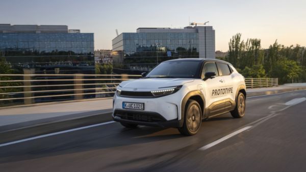 Toyota Urban Cruiser poruszająca się po ulicach miasta na tle nowoczesnych budynków