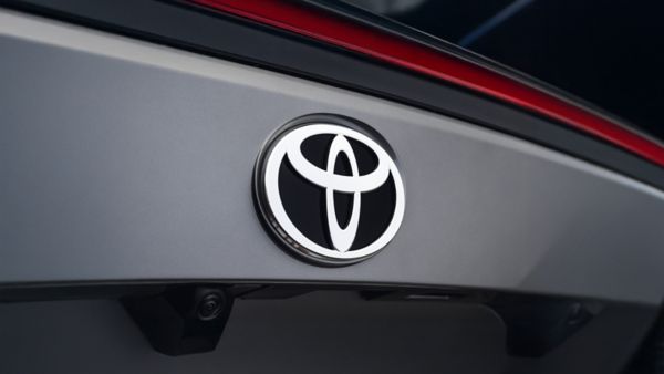 Logo Toyoty na masce samochodu