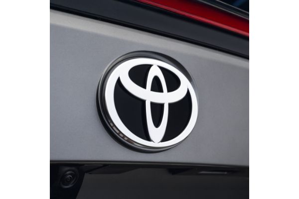 Logo Toyoty na masce samochodu