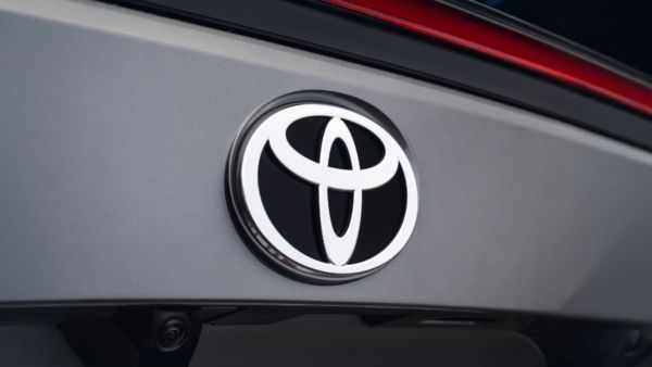 Logo Toyoty na masce samochodu