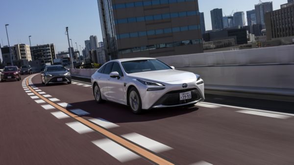 Toyota Mirai na tle panoramy miasta