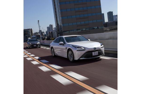 Toyota Mirai na tle panoramy miasta