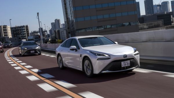 Toyota Mirai na tle panoramy miasta