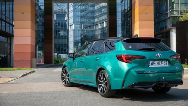 Toyota Corolla wjeżdżająca do garażu