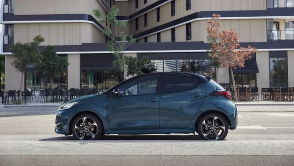 Toyota Yaris podczas jazdy przez miasto