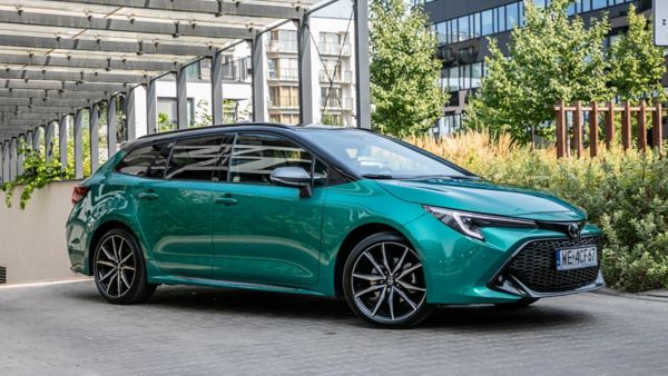 Toyota Corolla wyjeżdżająca z garażu