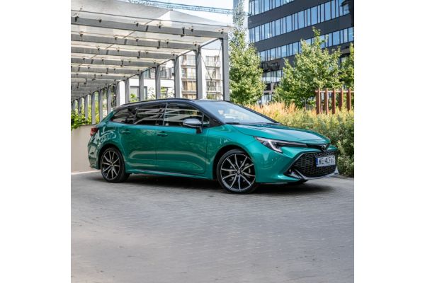Toyota Corolla wyjeżdżająca z garażu