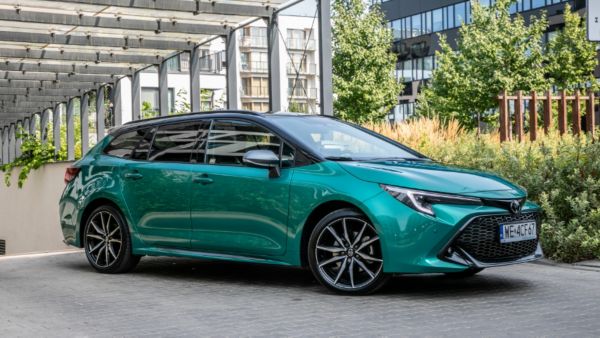 Toyota Corolla wyjeżdżająca z garażu