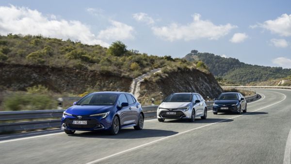 Trzy Toyoty C-HR podążające dwupasmową drogą