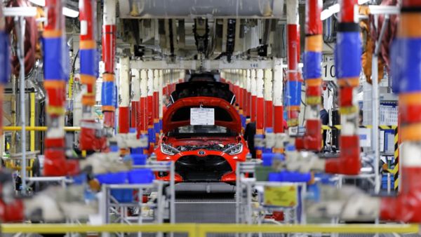 Trzy Toyoty C-HR podążające dwupasmową drogą