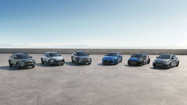 Trzy Toyoty C-HR podążające dwupasmową drogą
